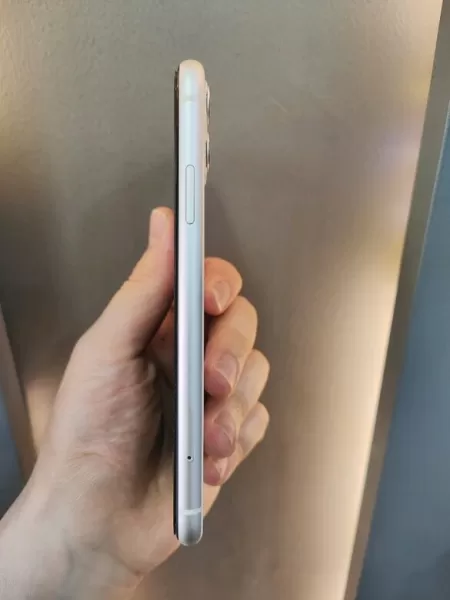 iPhone 11 128 GB Beyaz Görseli - 3