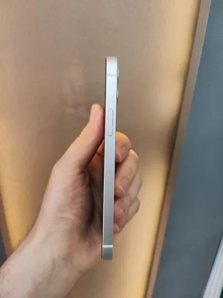 Apple iPhone 12 64 GB Görseli - 3
