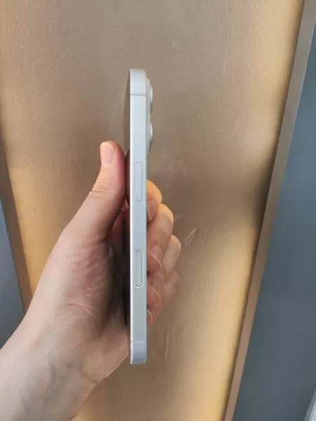 İkinci El Apple iPhone 16 128 GB Beyaz Görseli - 3