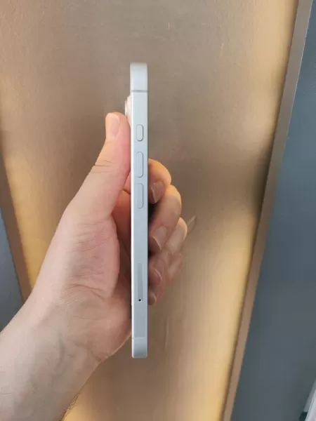 İkinci El Apple iPhone 16 128 GB Beyaz Görseli - 4