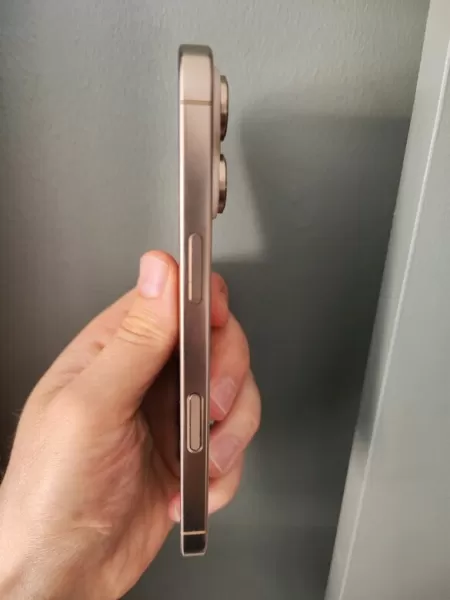 Apple iPhone 16 Pro 128 GB Çöl Titanyum Görseli - 3