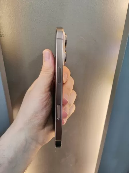 Apple iPhone 16 Pro 128 GB Çöl Titanyum Görseli - 3