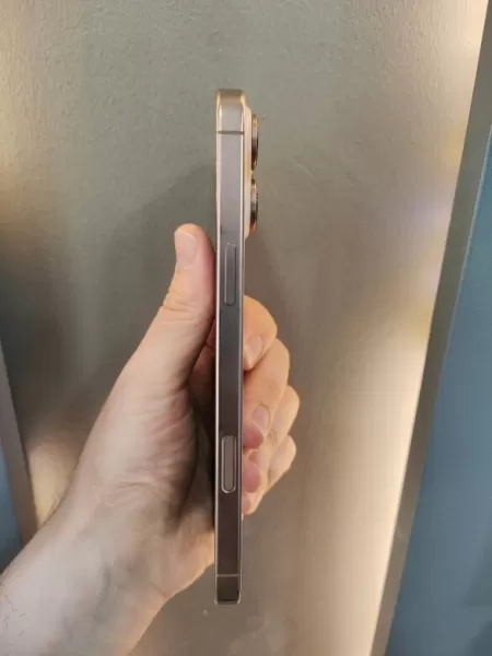 iPhone 16 Pro Max 256 GB Çöl Titanyum Görseli - 3