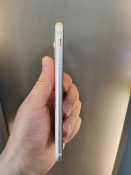 İkinci El iPhone SE 3. Nesil 64 GB - Pil %96 Temiz Görseli - 4